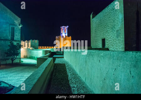 Remparts, des sentiers et des tours de Badajoz mur musulmane de nuit, Espagne Banque D'Images