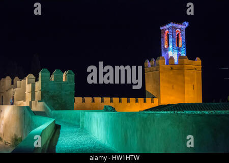 Remparts, des sentiers et des tours de Badajoz mur musulmane de nuit, Espagne Banque D'Images