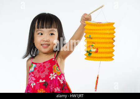 Les enfants chinois holding latern célébrer le milieu de l'automne festival (festival de gâteau de lune) en arrière-plan blanc uni isolé. Banque D'Images