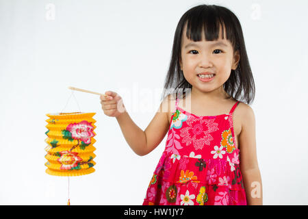 Les enfants chinois holding latern célébrer le milieu de l'automne festival (festival de gâteau de lune) en arrière-plan blanc uni isolé. Banque D'Images