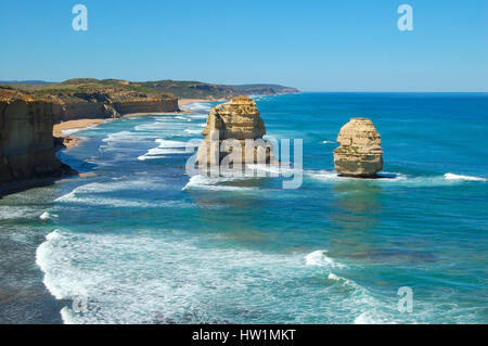 Deux piles de calcaire érodé debout dans l'eau bleue à la douze apôtres sur la Great Ocean Road à Victoria, Australie Banque D'Images