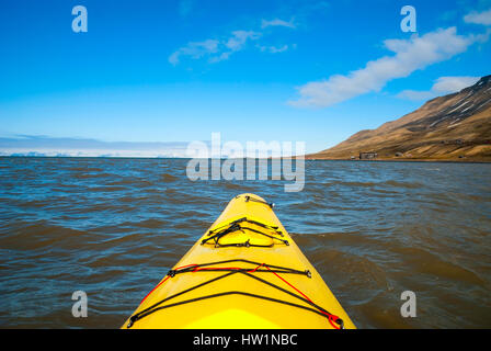 Kayak sur la mer, vue à la première personne, de l'Arctique, la Norvège Banque D'Images