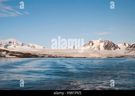 Au-dessus du glacier la mer et les montagnes derrière, Svalbard, Norvège Banque D'Images