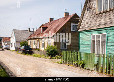 Vue sur les maisons en bois avec une clôture en Vilnius, Lituanie village Banque D'Images