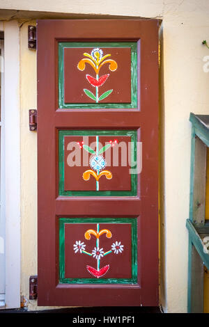 Belle décoration florale sur les volets en bois brun Banque D'Images