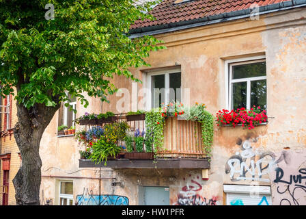 Balcon fleuri, dans la vieille ville de Vilnius en été Banque D'Images