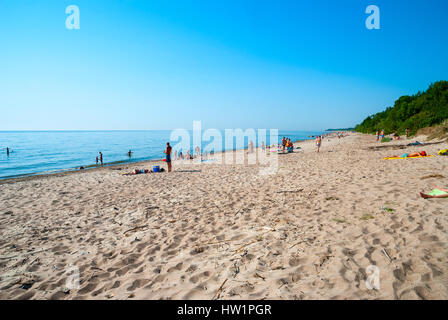 Vilnius, Lituanie - le 4 juillet : les gens sur la plage de sable à Klaipeda en vertu de la lumière du soleil. Juillet 2016. Banque D'Images