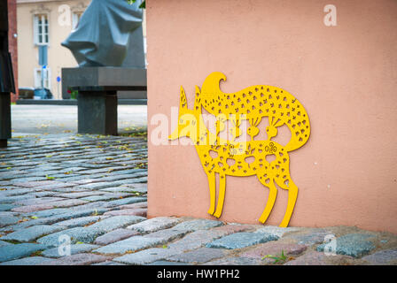 Fox jaune sur le mur en vieille ville de Kaunas. Street art. Banque D'Images