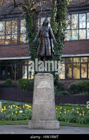 Une vue générale de la classe II en bronze grandeur nature de la vie de Pocahontas à l'église de St George à Gravesend, Kent. La statue avait son statut dans la liste mise à jour pour les 400 ans depuis la célèbre de la mort de la femme américaine sur le sol anglais. Banque D'Images