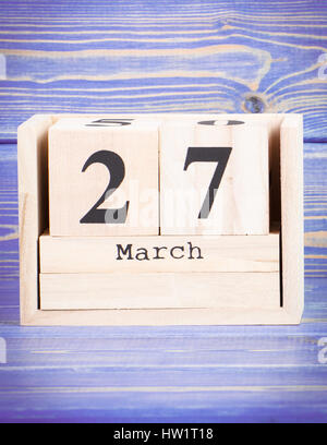 Le 27 mars. Date du 27 mars sur cube de bois violet, calendrier de sélection comme arrière-plan Banque D'Images