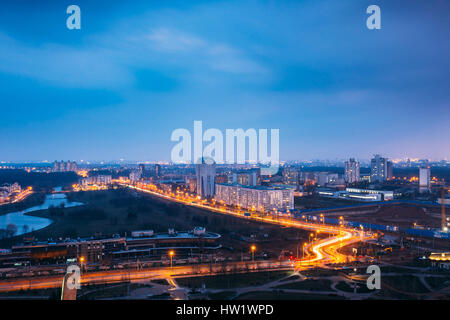 Minsk, Belarus - 6 Avril, 2016 : Vue aérienne panoramique pittoresque paysage urbain dans des heures en soirée bleu et jaune au printemps de l'éclairage au crépuscule. Banque D'Images