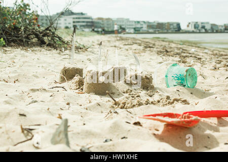 Châteaux de sable sur une plage avec spade et godet. Banque D'Images