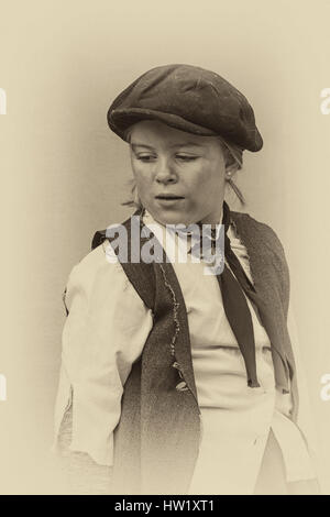 Street urchin à Victorian fête de Noël à Portsmouth, Hampshire, England UK en novembre - tonique Banque D'Images