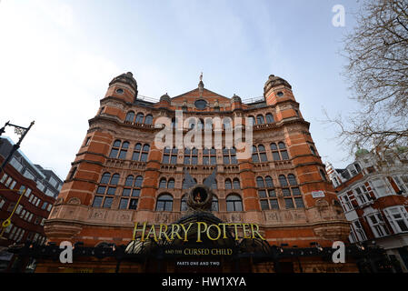 Harry Potter et l'enfant maudit les parties un et deux jouent au Palace Theatre, à Londres. La pièce a ouvert en juin 2016 Banque D'Images