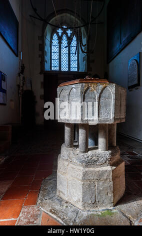 Fonts baptismaux en pierre médiévale traditionnelle, intérieur de la ville historique de St Peter et St Paul church, dans la paroisse de Chinnor, Oxfordshire Banque D'Images