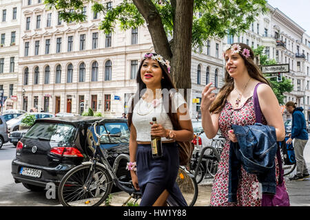 Deux jeunes filles sont en descendant la Bergmannstrasse dans Kreuzberg, Berlin. Banque D'Images