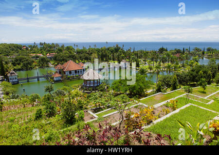 Panorama de Tirtagangga water Palace Bali Taman Ujung, journée ensoleillée, vue sur l'océan Banque D'Images