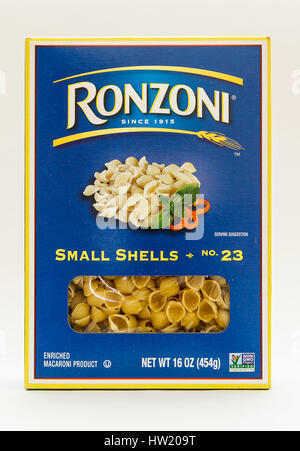 Un paquet de pâtes Ronzoni isolé sur fond blanc. Banque D'Images