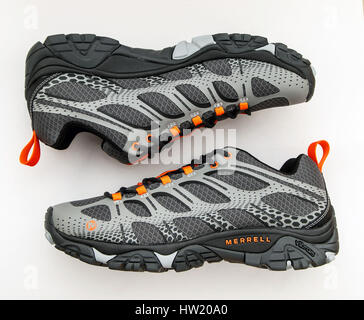 Une paire de tout nouveaux hommes gris chaussures de trail Edge Moab par Merrell isolé sur fond blanc. Banque D'Images