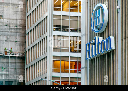 New York, 1 décembre 2016 : le signe d'un Hilton hotel sur la 6e Avenue à Manhattan. Banque D'Images