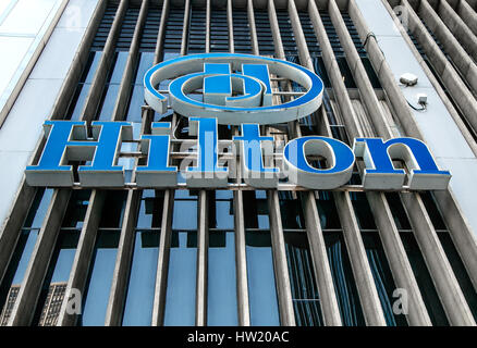 New York, 1 décembre 2016 : le signe d'un Hilton hotel sur la 6e Avenue à Manhattan. Banque D'Images