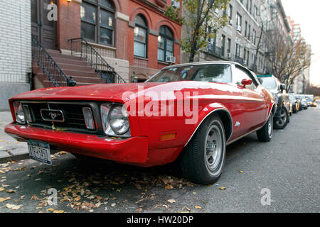 New York, 28 Novembre 2016 : Un classique Ford Mustang rouge est garée dans la rue à Manhattan. Banque D'Images