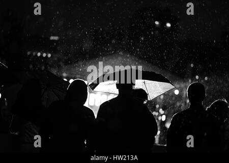 Couple un concert dans un jour de pluie Banque D'Images