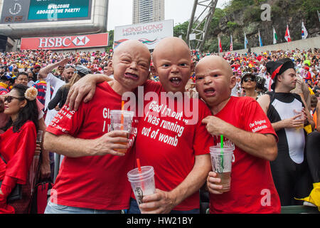 Hong Kong, Chine. 9 avril 2016,. Membre de foule porter un masque en silicone posant pour une photo pendant la 2016 Hong Kong Sevens au stade de Hong Kong. Banque D'Images