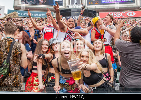 Hong Kong, Chine. 9 avril 2016,. Membre de foule posent pour une photo pendant la 2016 Hong Kong Sevens au stade de Hong Kong. Banque D'Images