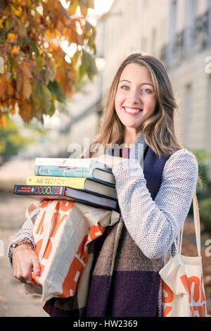 Un organisateur du festival portant des livres au Sunday Times Cheltenham Literature Festival Oct 2016 Banque D'Images