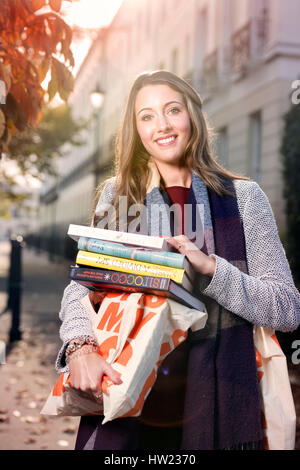 Un organisateur du festival portant des livres au Sunday Times Cheltenham Literature Festival Oct 2016 Banque D'Images