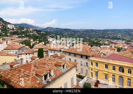 Vue étendue sur les toits de Grasse vers des zones éloignées des Alpes françaises. Banque D'Images