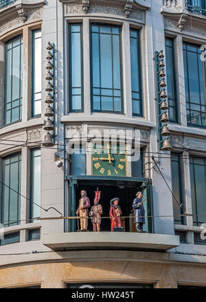 Portugal, Porto . Maison dans le centre non loin de la place du marché avec сlock avec cloches et laisse toutes les heures d'éminentes figures du portugais. Banque D'Images