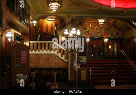 L'intérieur du cinéma Pathé Tuschinski, un cinéma théâtre Art Nouveau à Amsterdam, Pays-Bas. Banque D'Images