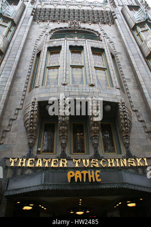 La façade extérieure du cinéma Pathé Tuschinski, un cinéma théâtre Art Nouveau à Amsterdam, Pays-Bas. Banque D'Images