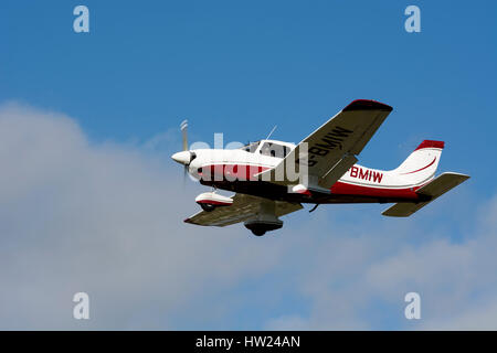 Piper PA28-181 à l'aérodrome de Staverton, Gloucestershire, Royaume-Uni (G-BMIW) Banque D'Images