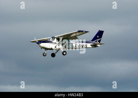 Cessna 152 à l'aérodrome de Staverton, Gloucestershire, Royaume-Uni (G-BNKS) Banque D'Images