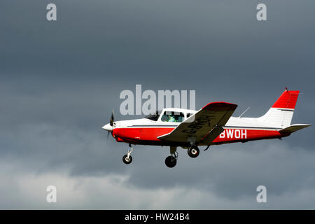 Piper PA28-161 Élève officier à l'aérodrome de Staverton, Gloucestershire, Royaume-Uni (G-BWOH) Banque D'Images