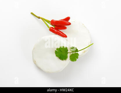 Roues de fromage blanc et de piment rouge Banque D'Images