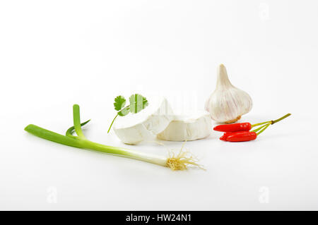 Fromage à croûte blanc doux, piment rouge, ail et oignon vert Banque D'Images