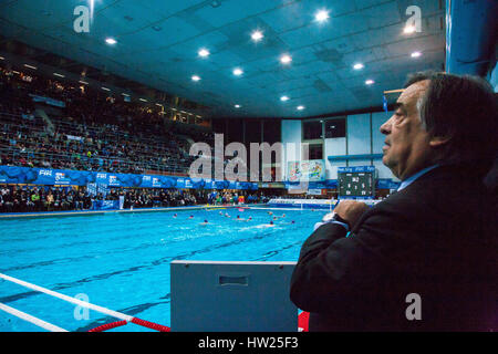 Leoluca Orlando, maire de Palerme, au cours de la Ligue mondiale de water polo entre l'Italie et la Russie. Banque D'Images