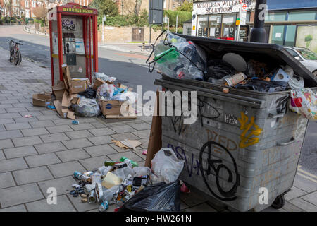 Jeter les déchets et détritus à pointe de voler dans la rue, le 7 mars 2017, dans la région de Herne Hill, SE24, London Borough of Lambeth, Angleterre. Banque D'Images