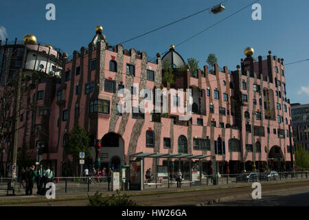 Die Grüne Zitadelle von Magdeburg a été le dernier bâtiment planifié par Friedensreich Hundertwasser et fut terminée seulement cinq ans après sa mort Banque D'Images