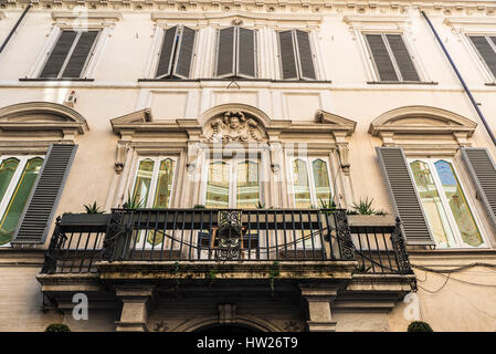 Balcon d'un vieux bâtiment de style classique dans le centre historique de Rome, Italie Banque D'Images