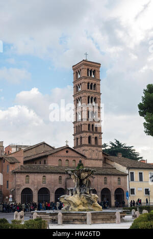 Fontaine du Triton, avec l'église de Santa Maria in Cosmedin, à Rome, Italie. L'église est connue pour contenir la célèbre sculpture La Bocca della Verita Banque D'Images
