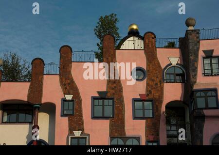 Die Grüne Zitadelle von Magdeburg a été le dernier bâtiment planifié par Friedensreich Hundertwasser et fut terminée seulement cinq ans après sa mort Banque D'Images