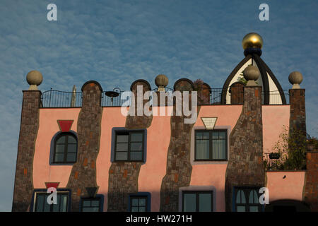 Die Grüne Zitadelle von Magdeburg a été le dernier bâtiment planifié par Friedensreich Hundertwasser et fut terminée seulement cinq ans après sa mort Banque D'Images