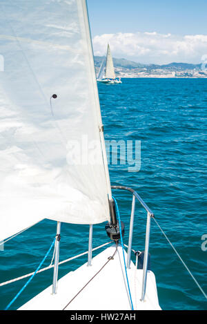 Journée de voile de port sportif de Badalona à Barcelone littoral Banque D'Images