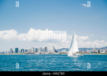 Journée de voile de port sportif de Badalona à Barcelone littoral Banque D'Images