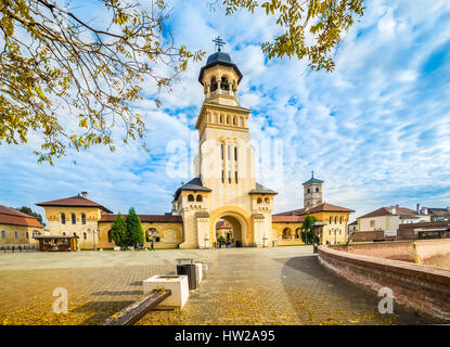 Le Couronnement Cathédrale Orthodoxe et cathédrale catholique romaine de forteresse de Alba Iulia, Transylvanie, Roumanie. Banque D'Images